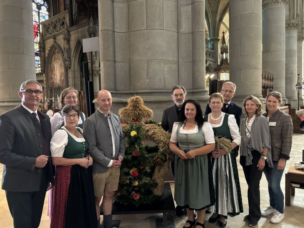 Presse Erntedankfest Gruppenfoto Dom kl.jpg