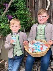 Produkt Foto mit Kinder.jpg © Mucher Produkt Foto mit Kinder.jpg © Mucher