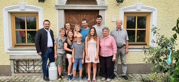 Familie mit Obmann und Praktikant.jpg © LKOÖ/Derntl Familie mit Obmann und Praktikant.jpg © LKOÖ/Derntl