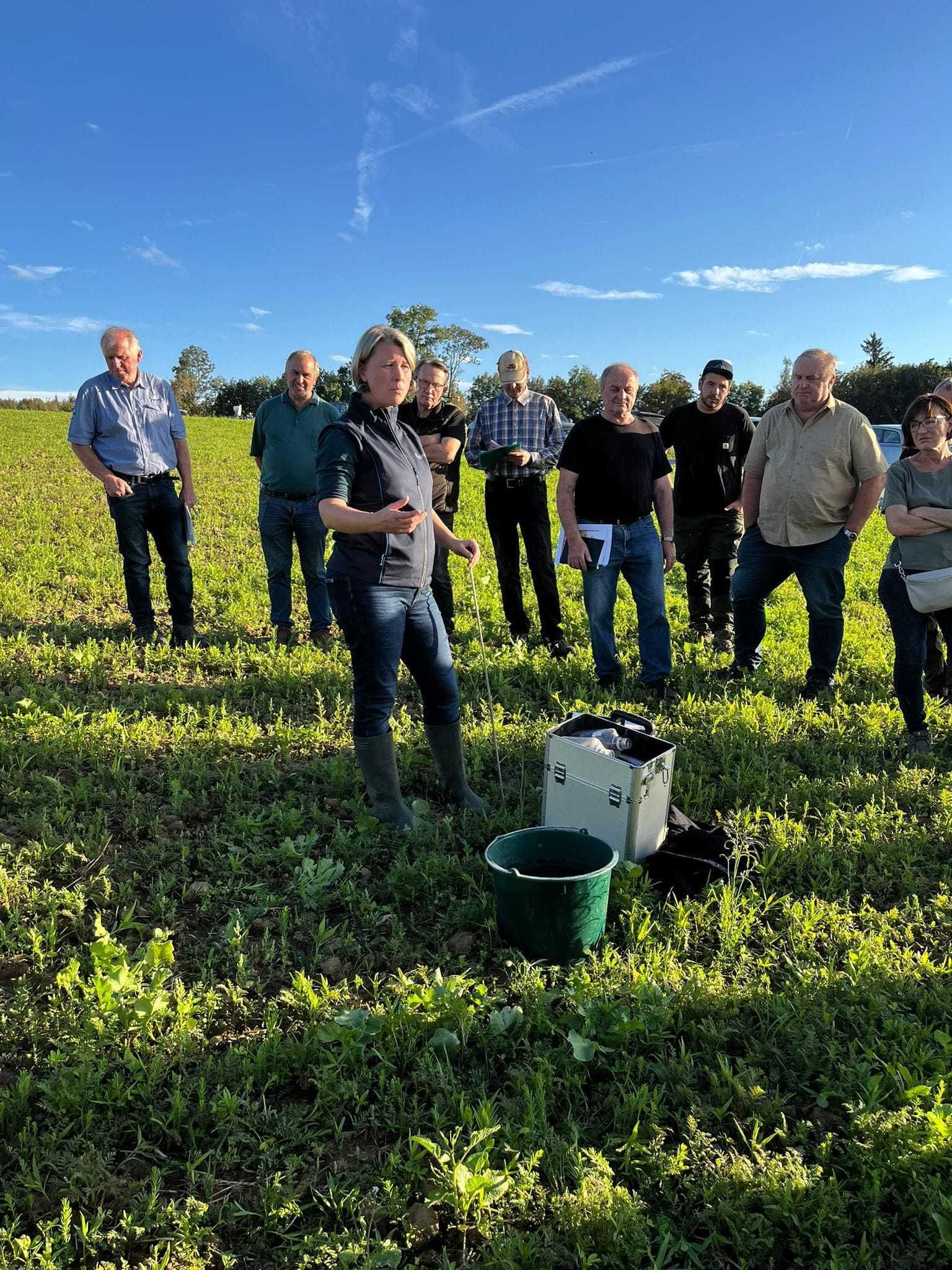 Der Bodenkoffer beinhaltet 10 verschiedene Tests (chemisch, physikalisch und biologisch), die dem Landwirt/ der Landwirtin ein gutes Handwerkszeug liefern, mit dem viele Informationen über den eigenen Boden gewonnen werden können. © BWSB