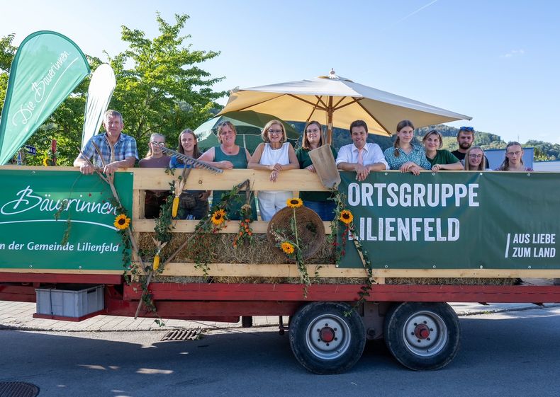 Die Bäuerinnen mit LH Frau Mikl Leitner.jpg