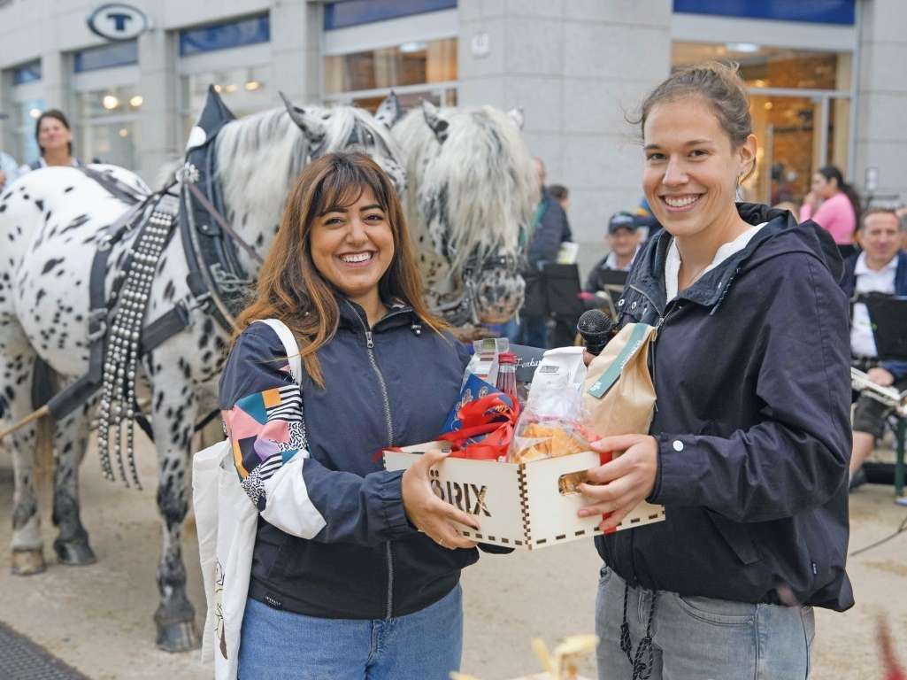 Erntedankfest Bregenz 4c©Land Vorarlber 7Pro.TV  (Mittel).jpg © Im Rahmen des Erntedankfestes konnte GF Alexandra Feuerstein vom Verein „Vom Ländle Bur“ die Siegerin des landesweiten „Riebelmais-Kolbenwettbewerbs“, auszeichnen.