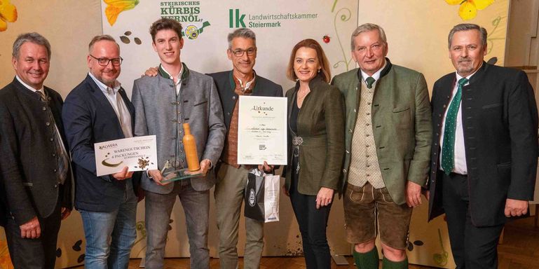 Kernöl-Champion 2023 Clemens Lackner mit Gratulanten © LK Steiermark/Kristoferitsch