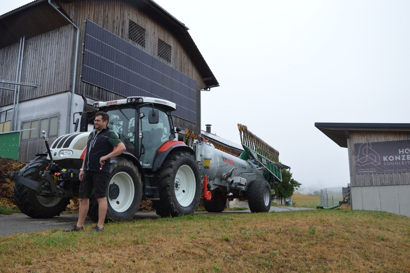 betriebsrepo_Hintringer_Rohrbach_Bild 3- Matthias Hintringer vor seinem Güllefassgespann - Foto- BBK Rohrbach.jpg © BBK Rohrbach betriebsrepo_Hintringer_Rohrbach_Bild 3- Matthias Hintringer vor seinem Güllefassgespann - Foto- BBK Rohrbach.jpg © BBK Rohrbach