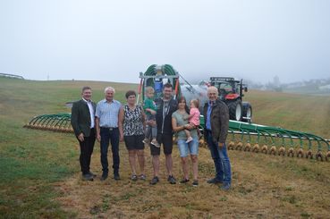 repo v.l. BBK Obmann Martin Mairhofer, Johann und Johanna Hintringer, Matthias Hinteringer und Irene Theinschnack mit Kindern Lukas und Lisa, DL Ing. Heribert Schlechtl.jpg