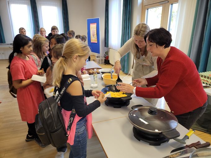 Die Seminarbäuerin Christine Mittermayr und Magdalena Neubauer, Schule am Bauernhof Betrieb, bei der Ausgabe der Eierspeise. © BBK Eferding Grieskirchen Wels