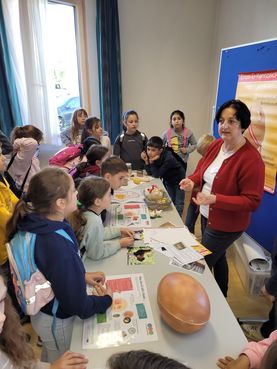 Die Seminarbäuerin Christine Mittermayr und Magdalena Neubauer, Schule am Bauernhof Betrieb, bei der Ausgabe der Eierspeise. © BBK Eferding Grieskirchen Wels