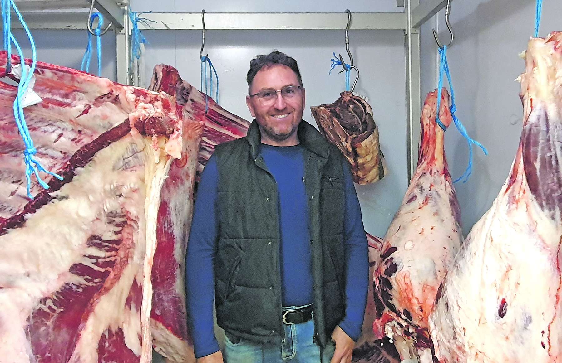 Daniele Mecarelli inmitten von Fleisch seiner Chianina-Rinder) LKÖ Jung-Leithner.jpg