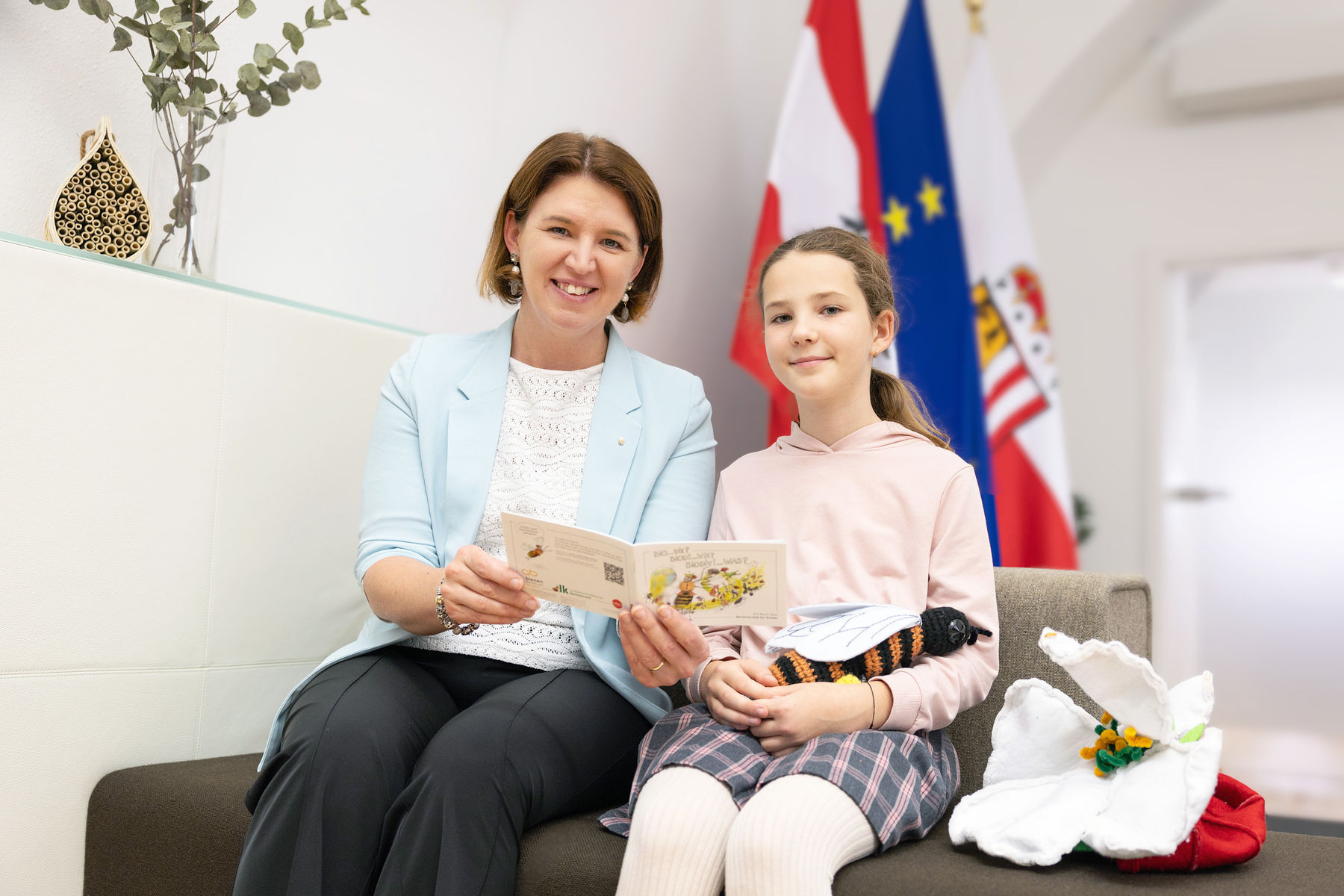 Biodiversität kinderleicht vermitteln - mit dem neuen Buch des Bienenzentrums ist es möglich. Landesrätin Michaela Langer-Weninger und Maja Haslgrübler schauen sich das genauer an (v.l.).jpg © Land OÖ/Margot Haag Biodiversität kinderleicht vermitteln - mit dem neuen Buch des Bienenzentrums ist es möglich. Landesrätin Michaela Langer-Weninger und Maja Haslgrübler schauen sich das genauer an (v.l.).jpg © Land OÖ/Margot Haag