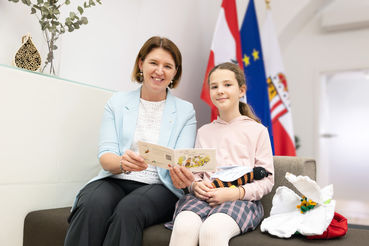 Biodiversität kinderleicht vermitteln - mit dem neuen Buch des Bienenzentrums ist es möglich. Landesrätin Michaela Langer-Weninger und Maja Haslgrübler schauen sich das genauer an (v.l.).jpg © Land OÖ/Margot Haag Biodiversität kinderleicht vermitteln - mit dem neuen Buch des Bienenzentrums ist es möglich. Landesrätin Michaela Langer-Weninger und Maja Haslgrübler schauen sich das genauer an (v.l.).jpg © Land OÖ/Margot Haag