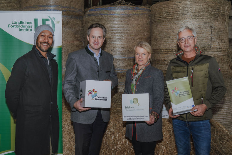 Foto 2 25 Jahre Schule am Bauernhof.jpg Foto 2 25 Jahre Schule am Bauernhof.jpg