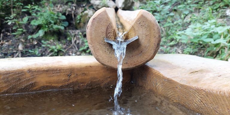 Holzbrunnen © BWSB/Wallner