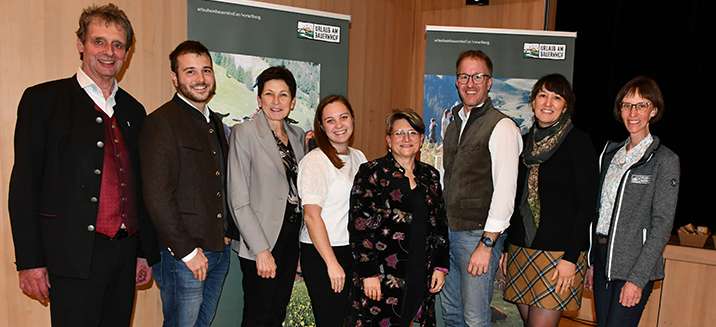 Johann Hörtnagl (Bundesobmann UaB), Lukas Maier (GF LJ/JB), Andrea Schwarzmann (Vizepräsidentin LK), Carolina Trauner und Ester Baldauf-
Brunner (GF UaB), Landesrat Christian Gantner, Kerstin Biedermann-Smith (WK/Sparte Tourismus) und UaB-Obfrau Renate Schneider. © LK Vbg.