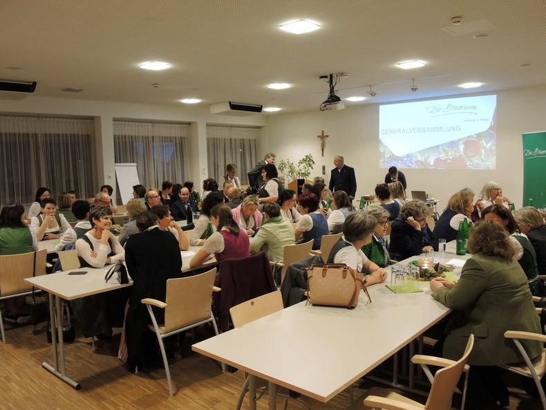 Wahl Bezirksbäuerin (2).jpg Wahl Bezirksbäuerin (2).jpg