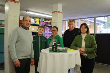 Betriebsrepo_Otzinger_Produktverkostung_mit_Obmann_und_Vorsitzenden_des_Bäuerinnenbeirates.jpg © LK OÖ Betriebsrepo_Otzinger_Produktverkostung_mit_Obmann_und_Vorsitzenden_des_Bäuerinnenbeirates.jpg © LK OÖ