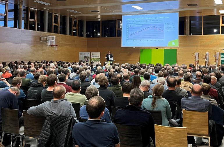 Die Säle in Lambach und Burgkirchen waren restlos gefüllt und spiegelten das große Interesse der zahlreichen Besucher wider..jpg