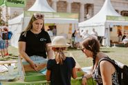 Bild 1 Landwirtschaft begreifen Kiste im Einsatz beim ernte.dank.festival am Wiener Heldenplatz.jpg © am-teich Bild 1 Landwirtschaft begreifen Kiste im Einsatz beim ernte.dank.festival am Wiener Heldenplatz.jpg © am-teich