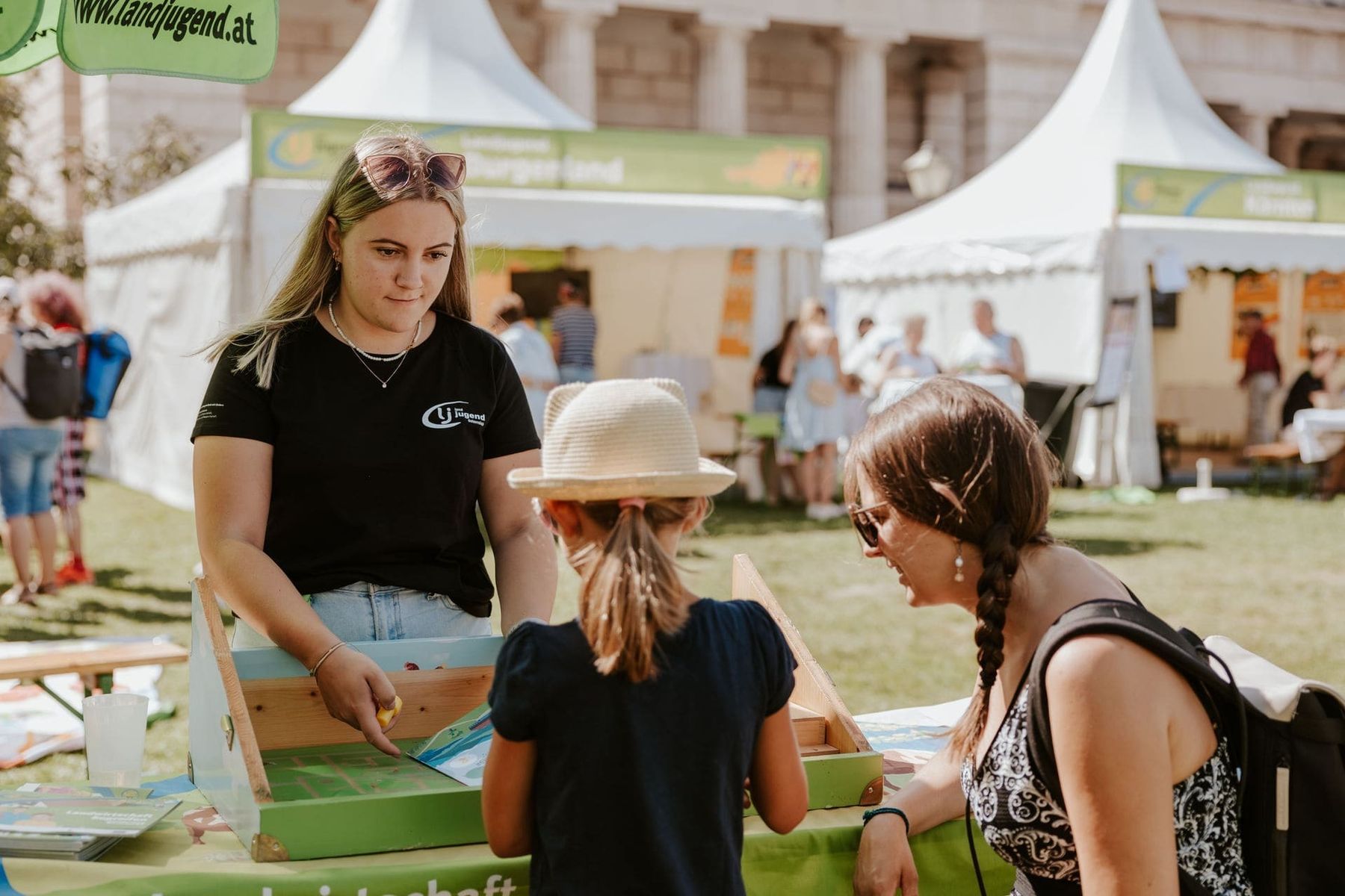 Bild 1 Landwirtschaft begreifen Kiste im Einsatz beim ernte.dank.festival am Wiener Heldenplatz.jpg