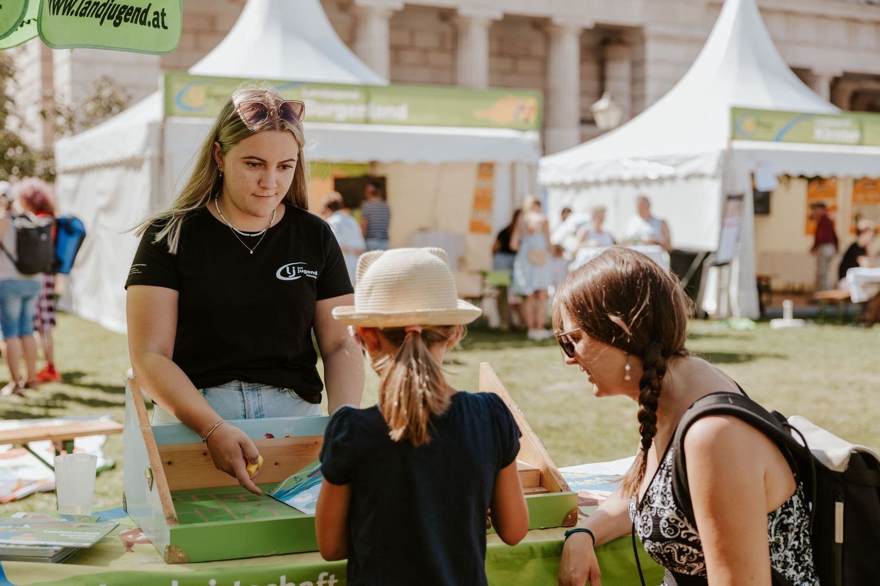 Bild 1 Landwirtschaft begreifen Kiste im Einsatz beim ernte.dank.festival am Wiener Heldenplatz.jpg © am-teich Bild 1 Landwirtschaft begreifen Kiste im Einsatz beim ernte.dank.festival am Wiener Heldenplatz.jpg © am-teich