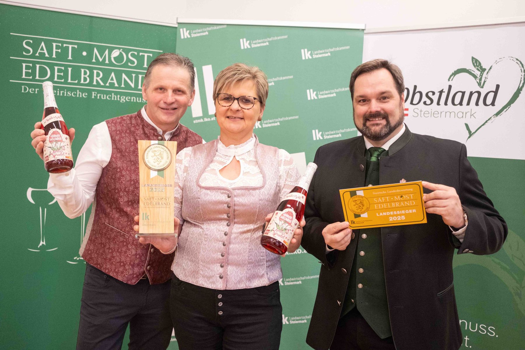 Verkostungschef Georg Thünauer (rechts) von der Landwirtschaftskammer mit den Landessiegern Irmgard und Franz (links) Kober bei der gestrigen Siegerehrung in der Landwirtschaftskammer in Graz. © LK Steiermark/Danner