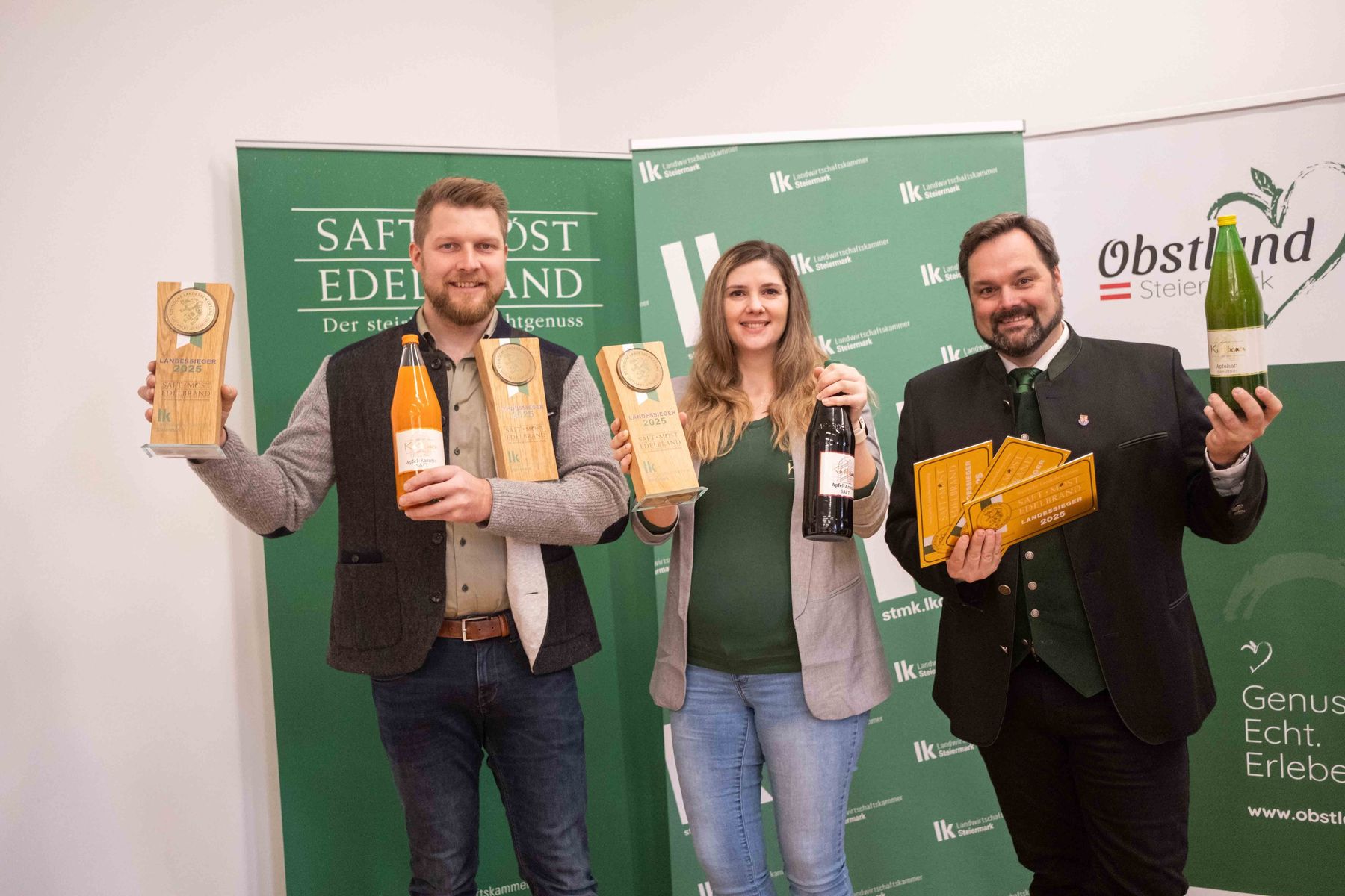 Große Freude bei Julia und Michael Kuchlbauer (links) über den Dreifachlandessieg. Mit am Bild Verkostungschef Georg Thünauer (rechts) von der Landwirtschaftskammer. © LK Steiermark/Danner