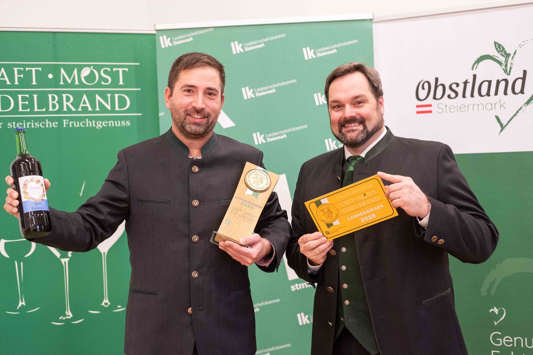 Martin Handler (links) freut sich mit Verkostungschef Georg Thünauer (rechts) von der Landwirtschaftskammer über seinen Landessieg. © LK Steiermark/Danner