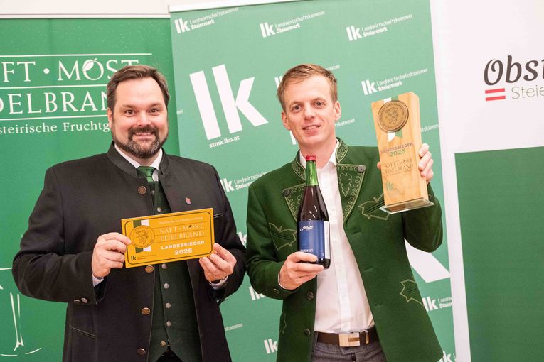 Verkostungschef Georg Thünauer (links) von der Landwirtschaftskammer mit dem Landessieger Johannes Jöbstl (rechts) bei der gestrigen Siegerehrung in der Landwirtschaftskammer in Graz. © LK Steiermark/Danner