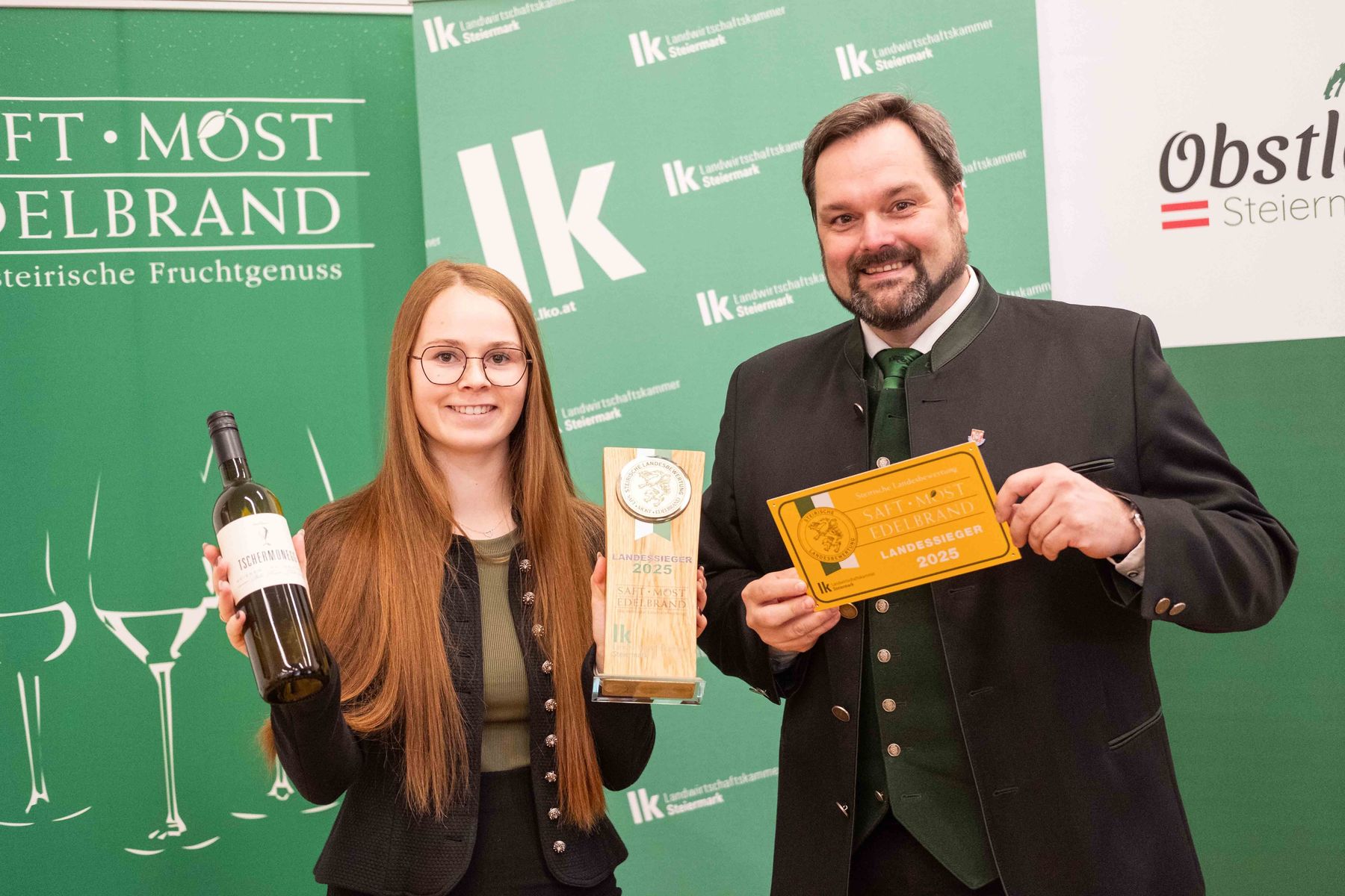 Lena Gruber vom Weingut Tschermonegg mit Gratulant Verkostungschef Georg Thünauer von der Landwirtschaftskammer © LK Steiermark/Danner