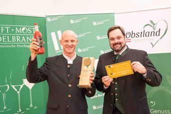 Georg Jandl (links) freut sich mit Verkostungschef Georg Thünauer (rechts) von der Landwirtschaftskammer über seinen Landessieg. © LK Steiermark/Danner