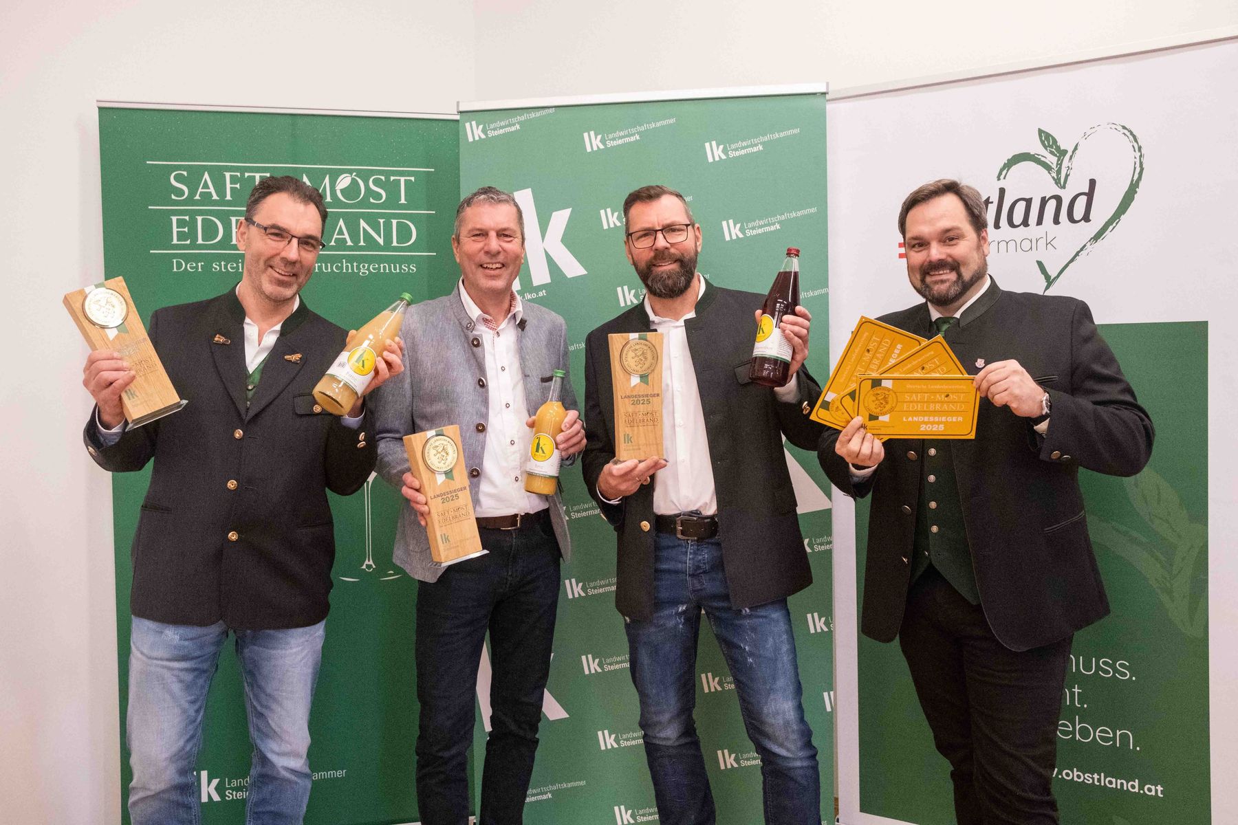 Große Freude bei Manfred (links), Hermann (2.v.l.) und Dietmar (2.v.r.) Kochauf über den Dreifachlandessieg. Mit am Bild Verkostungschef Georg Thünauer (rechts) von der Landwirtschaftskammer. © LK Steiermark/Danner