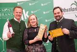 Tanja und Manfred (links) Macher freuen sich über den Landessieg mit Verkostungschef Georg Thünauer (rechts) von der Landwirtschaftskammer. © LK Steiermark/Danner