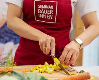 Seminarbäuerin beim Kochen © Carletto Phographie