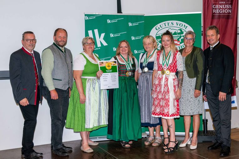 Sonja (5.v.r), Herta (4.v.r) und Jasmin (3.v.l) Höfler vom Buschenschank Höfler aus Unterrohr bei Hartberg freuen sich über Gold für ihre Faschingskrapfen. Am Bild mit ihren Gratulanten: Präsident Franz Titschenbacher (rechts), Bezirksbäuerin Michaela Mauerhofer (3.v.l.), Bezirksbäuerin-Stellvertreterin Maria Fink (2.v.r), Kammerobmann Herbert Lebitsch (2.v.l.) und Verkostungschef Martin Rogenhofer (links) © LK Steiermark/Kristoferitsch