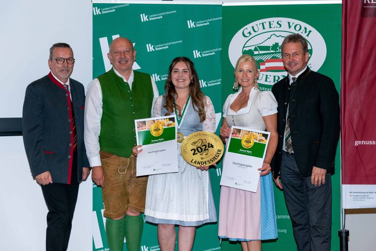 Die Krapfenbäckerin des Landes ist Roman Nigitz (3.v.r.) aus Takern-St. Margarethen bei Weiz – sie bäckt die Landessieger Faschingskrapfen. Am Bild mit den Gratulanten: Präsident Franz Titschenbacher (rechts) Bezirksbäuerin-Stellvertreterin Nicole Karner (2.v.r.), Kammersekretär Johann Rath (2.v.l.) und Verkostungschef Martin Rogenhofer (links). © LK Steiermark/Kristoferitsch