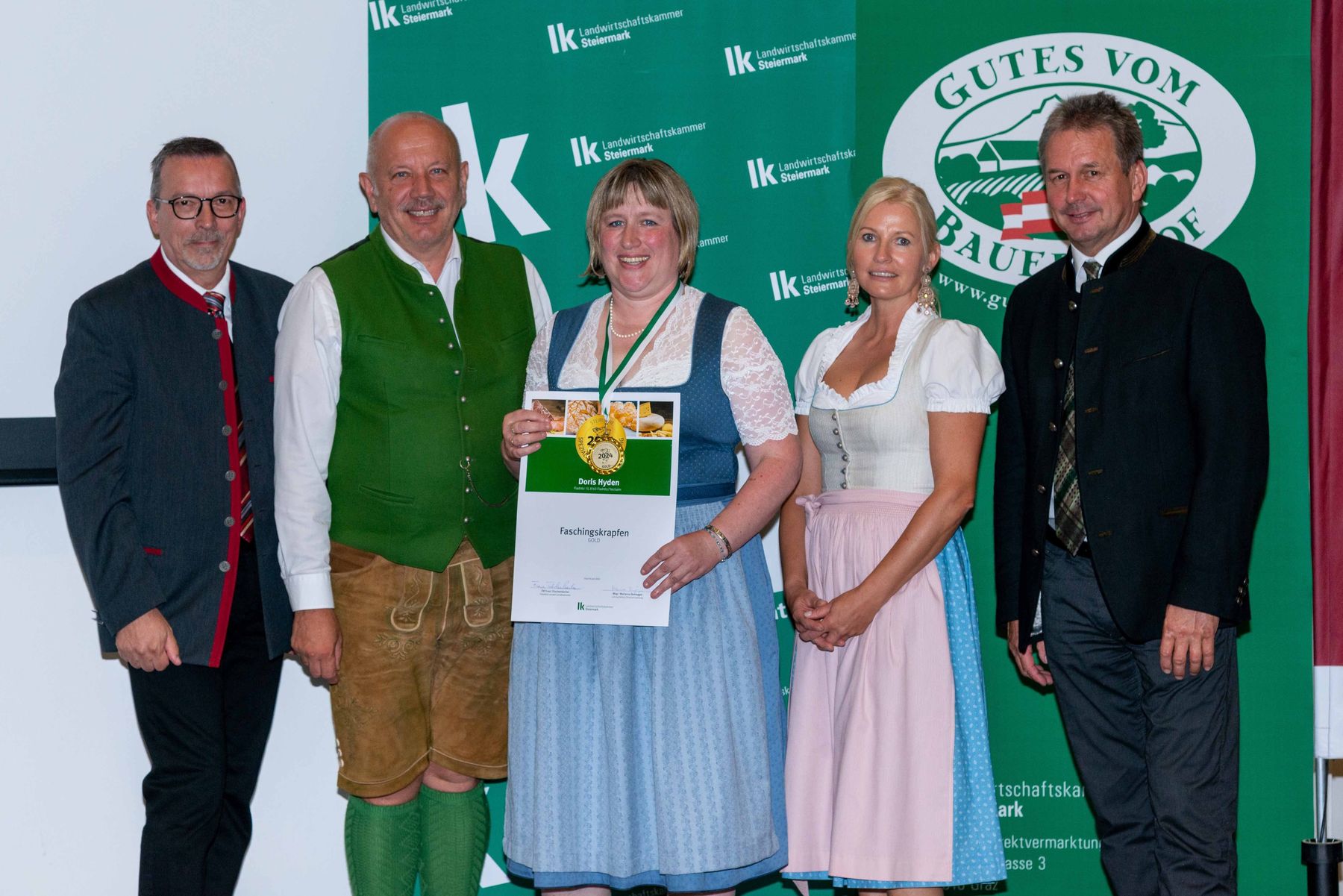 Hyden Doris (Mitte) aus Fladnitz an der Teichalm freut sich über Gold für ihre Faschingskrapfen. Am Bild mit den Gratulanten: Präsident Franz Titschenbacher (rechts) Bezirksbäuerin-Stellvertreterin Nicole Karner (2.v.r.), Kammersekretär Johann Rath (2.v.l.) und Verkostungschef Martin Rogenhofer (links). © LK Steiermark/Kristoferitsch