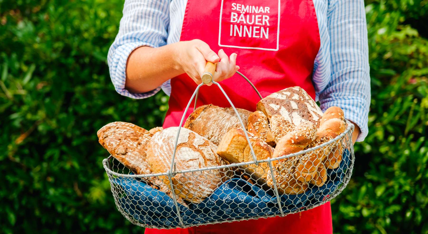 Seminarbäuerin mit Brotkorb .jpg © GeorgiSarkezi