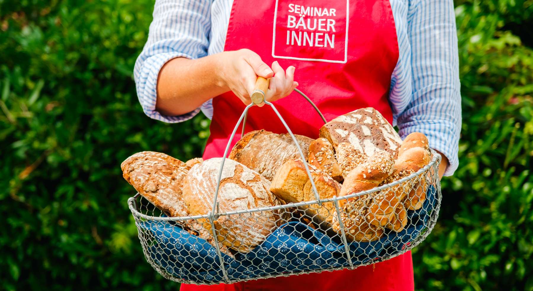 Seminarbäuerin mit Brotkorb .jpg © GeorgiSarkezi Seminarbäuerin mit Brotkorb .jpg © GeorgiSarkezi