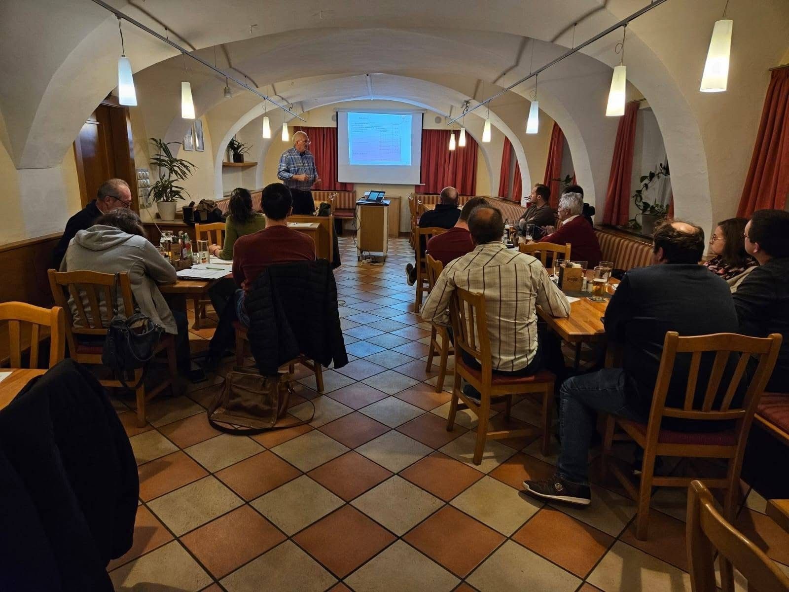 Interessierte Teilnehmerinnen und Teilnehmer bei der Ergebnisnachbesprechung der Bodenproben beim AK BWSB Dietach bei Steyr mit Norbert Ecker. Die Interpretation der spannenden Ergebnisse und die Ableitung von boden- und gewässerschonenden Maßnahmen für das Frühjahr waren die Themen. Danke für das rege Interesse! © BWSB