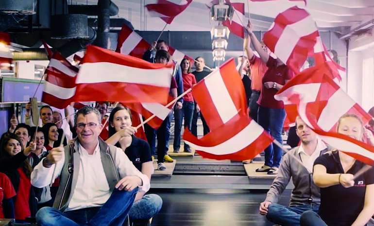 Flagge zeigen.jpg © Fahnengärtner Flagge zeigen.jpg © Fahnengärtner