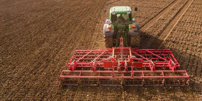 Mais_Saatbeetbereitung_14-ID78927.jpg © agrarfoto.com Mais_Saatbeetbereitung_14-ID78927.jpg © agrarfoto.com