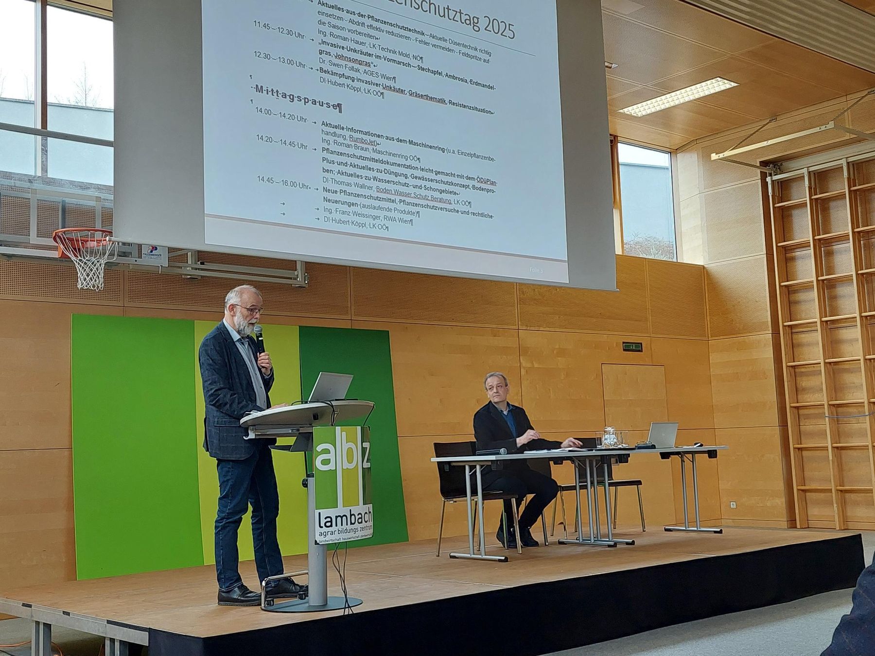 Eindrücke vom OÖ Landespflanzenschutztag im ABZ Lambach mit vielen aktuellen Informationen zum Pflanzenschutz. Wir konnten mit einem Vortrag über Aktuelles zum Boden- und Gewässerschutz (z.B. ÖDüPlan Plus, Wasserschutz- und Schongebiete, Verzicht auf auswaschungsgefährdete Wirkstoffe, GRUNDWasser 2030, etc.) einen Beitrag leisten. © BWSB Eindrücke vom OÖ Landespflanzenschutztag im ABZ Lambach mit vielen aktuellen Informationen zum Pflanzenschutz. Wir konnten mit einem Vortrag über Aktuelles zum Boden- und Gewässerschutz (z.B. ÖDüPlan Plus, Wasserschutz- und Schongebiete, Verzicht auf auswaschungsgefährdete Wirkstoffe, GRUNDWasser 2030, etc.) einen Beitrag leisten. © BWSB