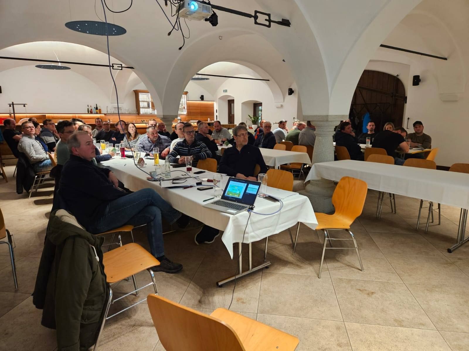 Bei der Ergebnisnachbesprechung der Bodenprobenaktion in Schiedlberg im Gasthaus Hiesmayr drehte sich alles um  die Untersuchungsergebnisse und die daraus notwendigen Handlungsempfehlungen. Dabei standennGrundwasserschutz, Bodenkunde, Pflanzenernährung, Humusaufbau und Maßnahmen zur Reduktion von Nährstoffeinträgen im Fokus. Vielen Dank an Norbert Ecker für die vielen Informationen! © BWSB