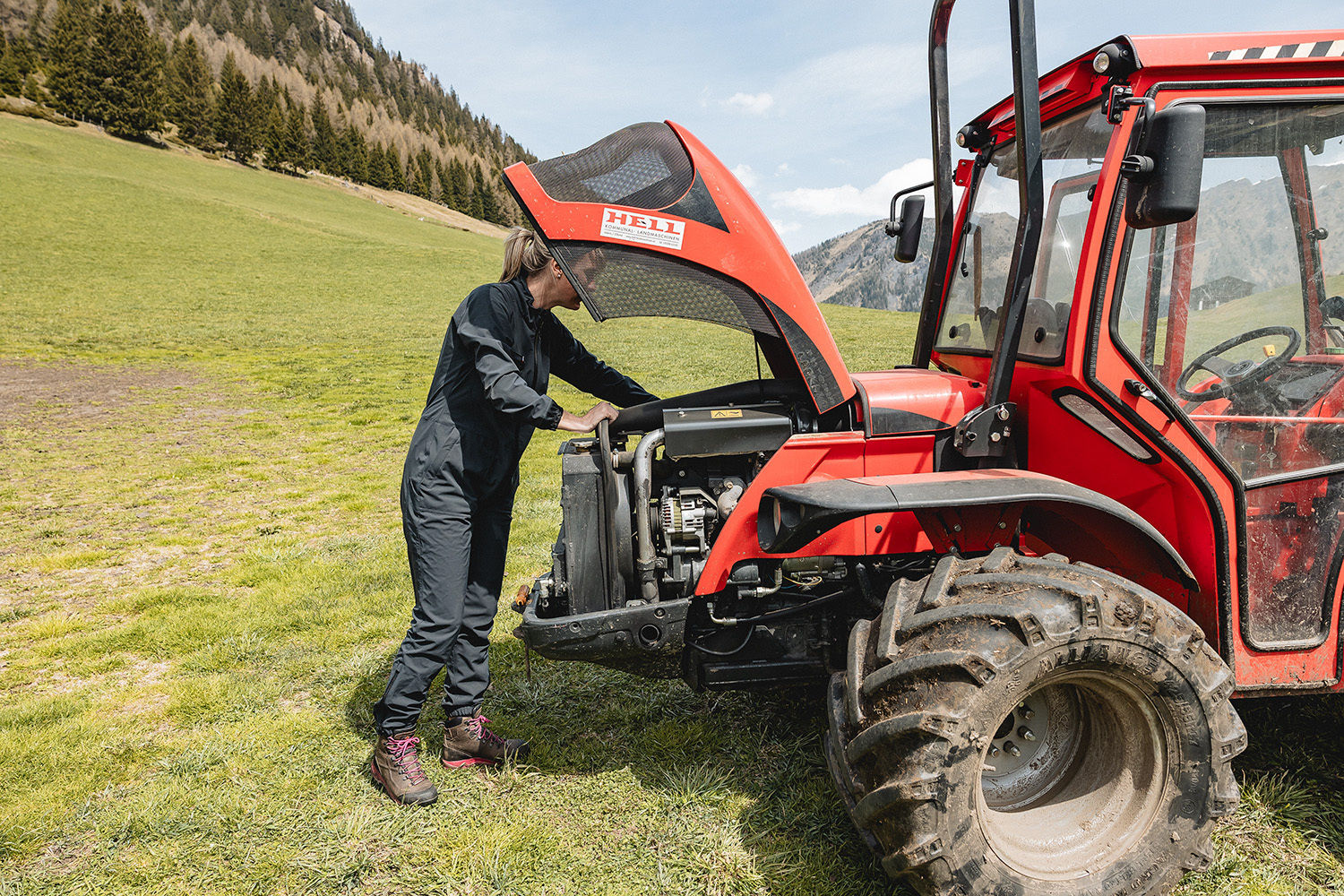 Frau repariert Traktor © Hörtnagl