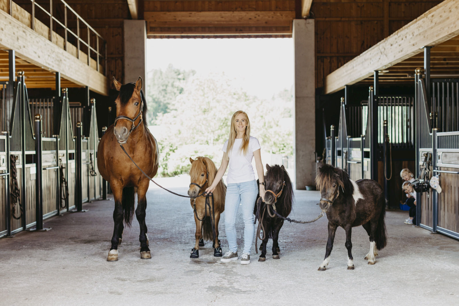 Bild 1_EvaFreudenberger mit Ponys_317_kleiner Karin Schwarz Huber.jpg © Karin Schwarz Huber