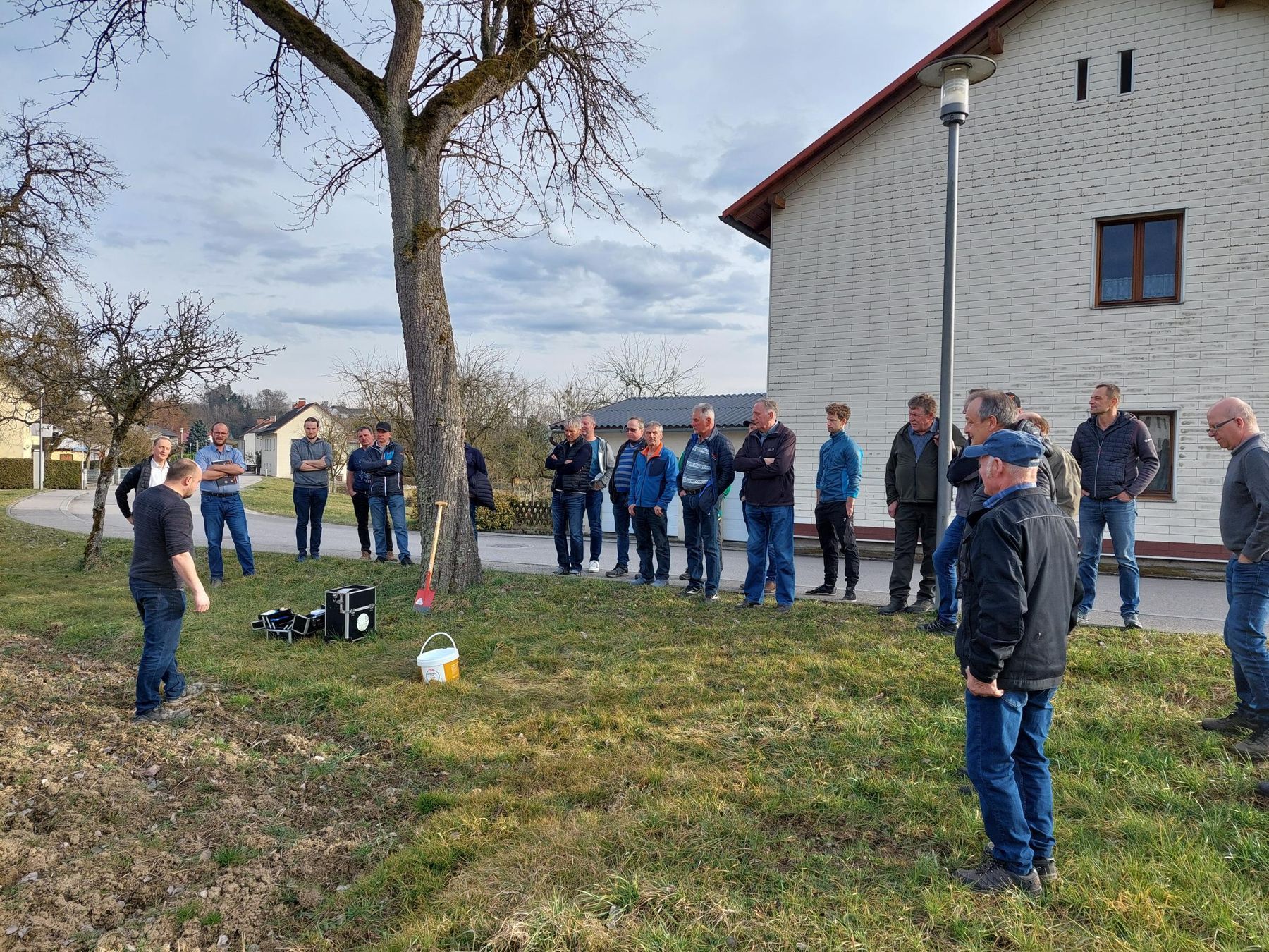 Auch in Walding stand bei einer gemeinsamen Veranstaltung der Ortsbauernschaften Walding, Feldkirchen an der Donau, Goldwörth und Ottensheim die Vorstellung des Bodenkoffers durch Bodenpraktiker Martin Konczalla im Mittelpunkt. Im Anschluss gabs noch viele Informationen zu Boden und Nährstoffen von Rupert Reich (Pflanzenbau Innform) sowie Aktuelles zum Boden- und Gewässerschutz & ÖDüPlan Plus von Thomas Wallner, BWSB. Vielen Dank für das große Interesse- super wars! © BWSB