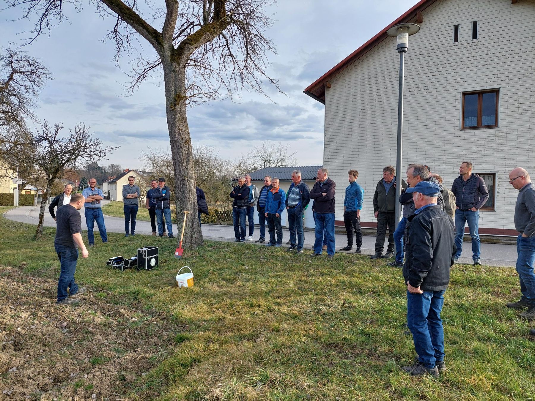 Auch in Walding stand bei einer gemeinsamen Veranstaltung der Ortsbauernschaften Walding, Feldkirchen an der Donau, Goldwörth und Ottensheim die Vorstellung des Bodenkoffers durch Bodenpraktiker Martin Konczalla im Mittelpunkt. Im Anschluss gabs noch viele Informationen zu Boden und Nährstoffen von Rupert Reich (Pflanzenbau Innform) sowie Aktuelles zum Boden- und Gewässerschutz & ÖDüPlan Plus von Thomas Wallner, BWSB. Vielen Dank für das große Interesse- super wars! © BWSB Auch in Walding stand bei einer gemeinsamen Veranstaltung der Ortsbauernschaften Walding, Feldkirchen an der Donau, Goldwörth und Ottensheim die Vorstellung des Bodenkoffers durch Bodenpraktiker Martin Konczalla im Mittelpunkt. Im Anschluss gabs noch viele Informationen zu Boden und Nährstoffen von Rupert Reich (Pflanzenbau Innform) sowie Aktuelles zum Boden- und Gewässerschutz & ÖDüPlan Plus von Thomas Wallner, BWSB. Vielen Dank für das große Interesse- super wars! © BWSB