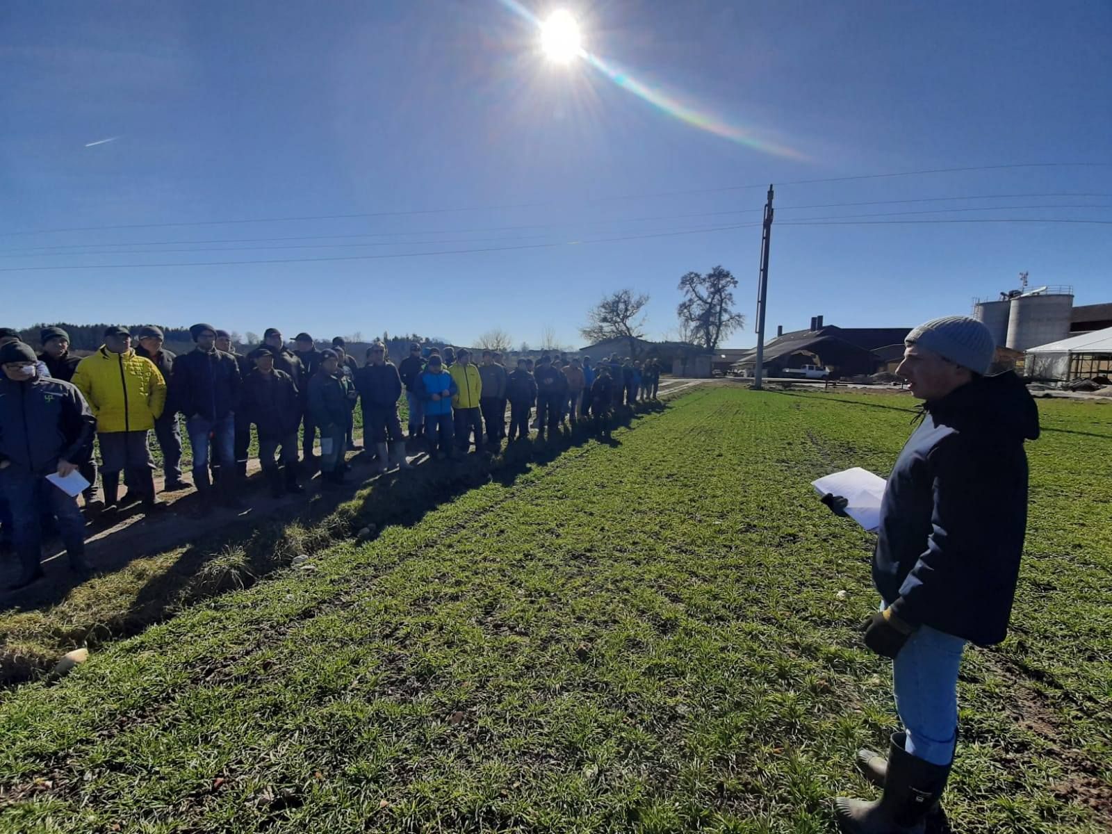 Weiter gehts mit den Feldbegehungen  in Steinerkirchen an der Traun. Jakob Angerer und Robert Schütz gaben Infos zur aktuellen gewässerschonenden Kulturführung bei WW, WG und W-Raps. Über 80 TN waren trotz kalter Temperaturen aber bei herrlichem  Sonnenschein dabei! Danke! © BWSB