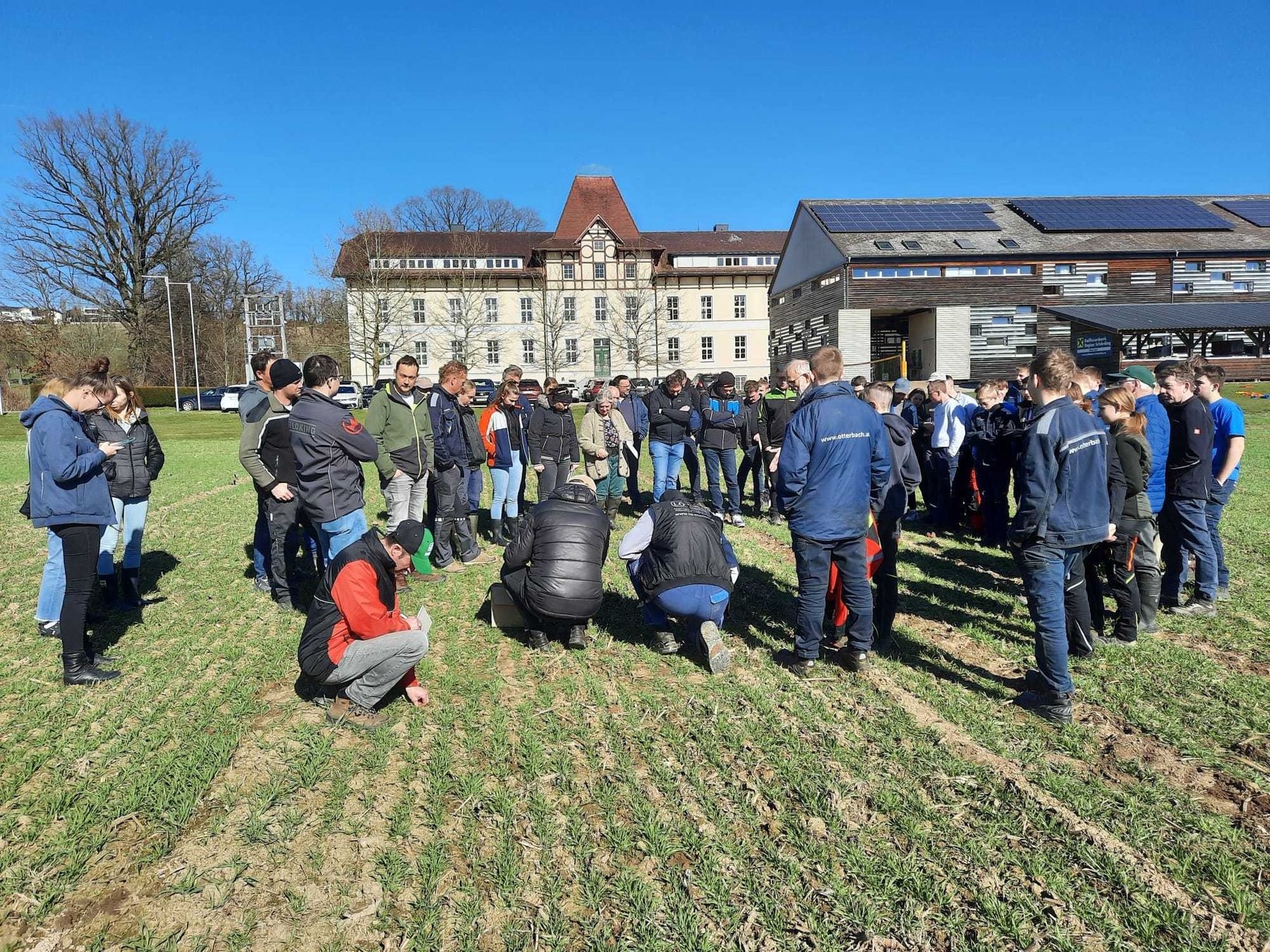 Feldbegehung zu Kulturführung und Pflanzenschutz mit den Referenten Hubert Köppl und Rupert Reich in Otterbach. Über 60 TeilnehmerInnen und SchülerInnen folgten bei strahlendem Sonnenschein den Ausführungen der Experten.  © BWSB