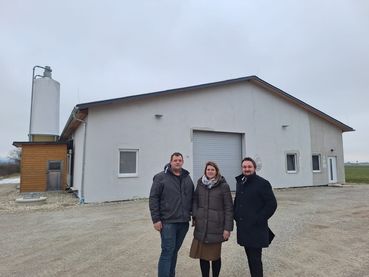 Julia und Stefan Essl mit BBKO Christian Lang_neu.jpg © LK OÖ/Gefügelhof Essl Julia und Stefan Essl mit BBKO Christian Lang_neu.jpg © LK OÖ/Gefügelhof Essl