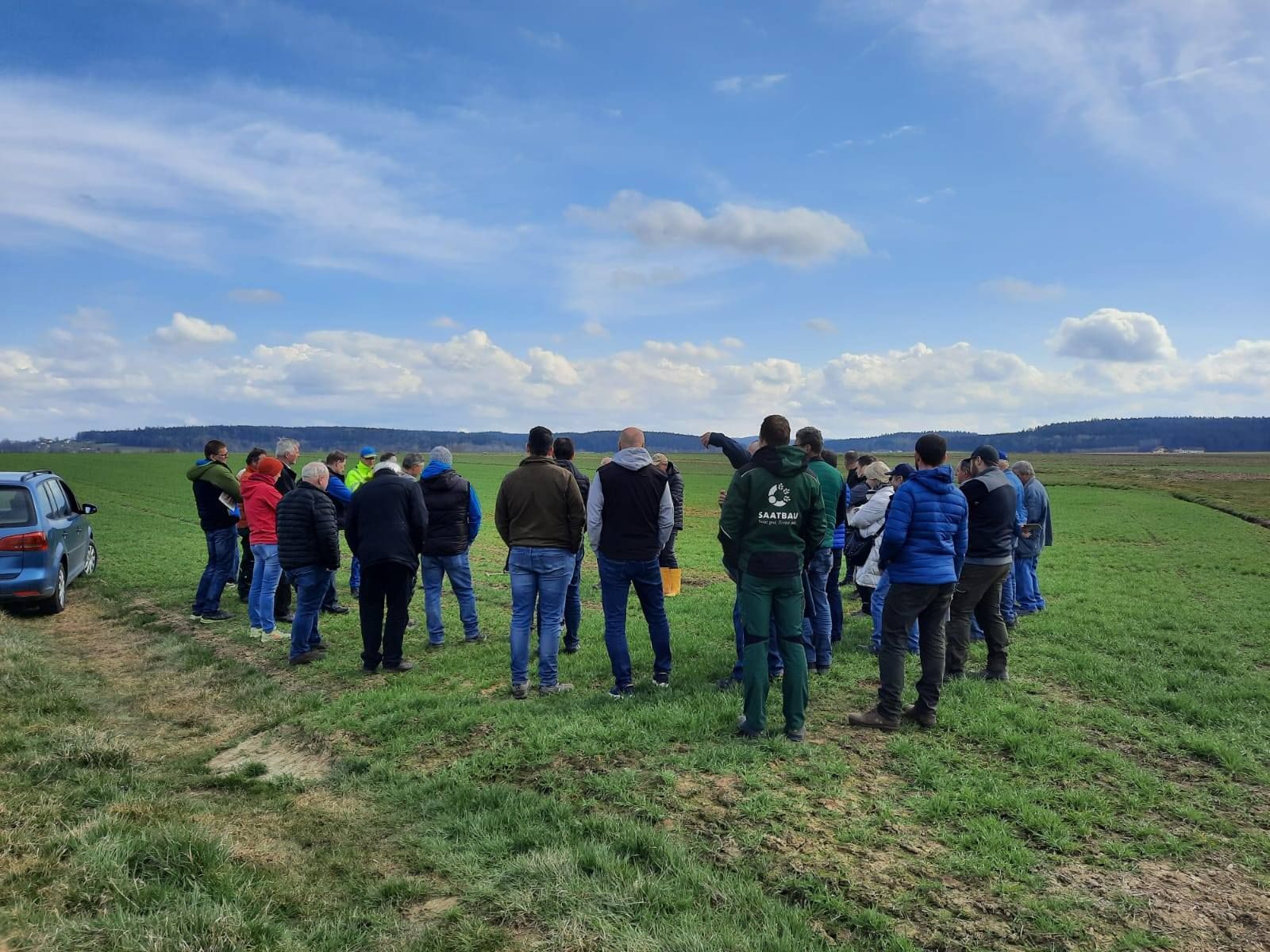 Eindrücke von der Feldbegehung "Boden.Wasser.Schutz Innviertel" - Kulturführung und Pflanzenschutz mit den Experten Hubert Köppl und Rupert Reich in Weng/I. Knapp 40 Personen erhielten umfangreiche Infos zu Wintergerste und -Weizen, Kümmel, Raps, Dinkel, Zwischenfrucht. "Herzliches Danke" an Fam. Schickbauer fürs Organisieren und Fa. Hargassner für den gemütlichen Ausklang! © BWSB